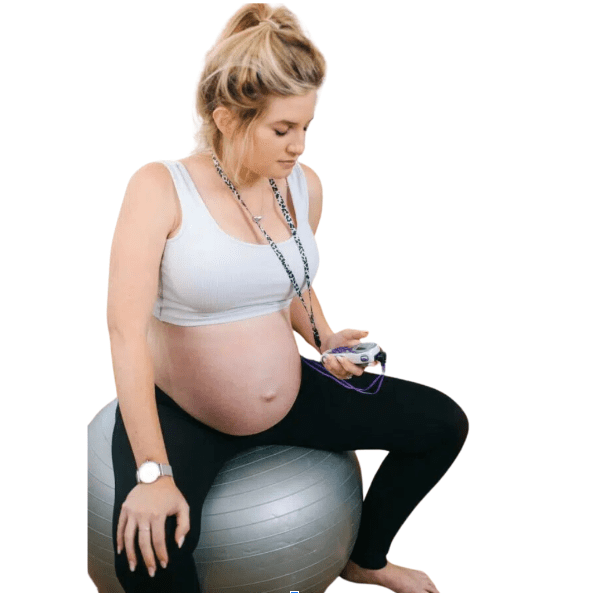 אישה בהריון יושבת על כדור פיזיו עם טנס2