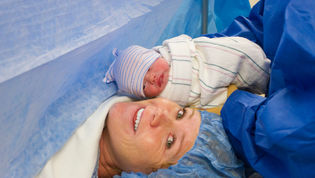תינוק ואמא אחרי ניתוח קיסרי